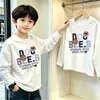 Camiseta de manga comprida para meninos, algodão puro, novo estilo primavera/outono 2026, cor sólida, gola redonda, top de base para crianças mais velhas