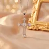 Colar Cruz Cravejado com Diamantes de Venda Quente Transfronteiriça para Mulheres Pingente de Nicho de Luxo Leve Cor Dourada 18K Cor Conservada Joia de Corrente para Clavícula Europeia e Americana