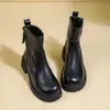 Botas estilo Martin com zíper lateral retrô para mulheres, nova coleção outono/inverno 2026, com sola grossa, salto tratorado, tornozeleiras, couro macio, forradas com fleece e botas quentes de algodão