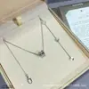 Bao Ge Jia Cadena para Clavícula Mini Collar de Diamantes con Borde Cero Resortes Artesanía de Precisión CNC Nuevo Festival Qixi Chapado Grueso en Oro de 18 Quilates e Incrustado con Diamantes