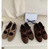 Usa un par de Zapatos Mary Jane de Tira Cruzada de Aspecto Elegante y Zapatos de Ballet de Suela Suave Usados por Blogueros