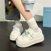Polvo de Sal Marina para Mujer Verano 2026 Nuevas Versátiles Populares Cuadros Lindos Zapatillas Blancas de Suela Gruesa Marca de Moda