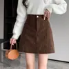 Falda de línea A para mujer, estilo nuevo, falda corta de pana que cubre la cadera y estiliza, falda de moda y tendencia, falda de línea A pura y ajustada a la cadera