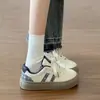 Zapatillas blancas populares para mujer, nuevas zapatillas deportivas de moda Otoño 2026, zapatillas casuales versátiles de suela gruesa, mocasines para estudiantes