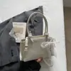 2026 Nova Bolsa Quadrada Pequena Estilo Coreano com Laço e Pingente de Pérola para Mulheres, Bolsa Transversal Fashion Versátil, Nicho de Luxo