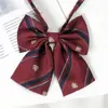 Corbata de lazo estilo japonés con rayas rojas, azules, doradas y rojas para hombre y mujer, estilo universitario, con foto de graduación, color marrón
