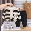 Suéter Casual para Niños 2025 Nueva Moda Oso Conjunto de Tres Piezas Manga Larga Ropa Elegante de Otoño para Bebé Fresco de Moda