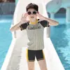 Traje de Banho Infantil Masculino Duas Peças Listrado Manga Curta Calção de Banho Conjunto Solto para Meninos Estudantes Brincadeiras na Água Férias