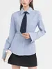 Camisa de Manga Longa Listrada Azul com Gravata Feminina Primavera Estilo Academia Conjunto Camisa com Top Base