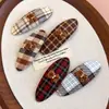 Tela de Oso Afelpado con Dibujos a Cuadros Pinza Lateral a Cuadros Pinza Ovalada Dulce para Flequillo Pinza para la Frente para Mujeres