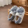 Pantuflas de algodón de osito tonto y lindo para mujer 2026 nuevo otoño e invierno interior hogar cálido antideslizantes suela gruesa talón cerrado algodón para damas