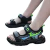 Sandalias para Niños 20265 Estilo Nuevo para Niños Medianos y Mayores Versión Coreana Verano Zapatos para Bebés y Niños Suela Suave Antideslizante Zapatos de Playa para Estudiantes