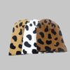 Moda europea y americana Invierno Sombrero de punto jacquard para mujer al aire libre sin ala cálido estampado de leopardo sombrero para el frío protección para las orejas engrosada sombrero de lana hombre