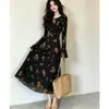 Vestido longo preto com estampa floral e corte evasê, adequado para o trabalho ou pausas para o chá, elegante, acinturado, modelador, gola redonda, vestido de outono feminino, atacado transfronteiriço