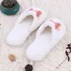 Nuevas zapatillas de algodón para mujer de invierno, con lazo, lindas de dibujos animados, de felpa, antideslizantes, zapatillas sencillas, entrega de fábrica