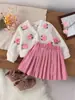 26 Comercio Exterior Transfronterizo Niños Otoño/Invierno Chaqueta Tejida de Flores de Lana de Cordero + Falda Plisada de Color Sólido Linda Dulce Al por Mayor