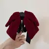 Presilha de Cabelo Banana para Rabo de Cavalo Meio Preso, Elegante e Fashion, com Laço de Veludo Preto e Glitter Fino, Acessório de Cabelo para Mulheres