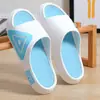 Sandalias deportivas para hombre de marca moderna con logo de triángulo para uso exterior en verano, suela suave antideslizante, pantuflas casuales versátiles y populares para exteriores en línea