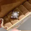 Anillo Geométrico Redondo de Flor de Circonita Transfronterizo Europeo y Americano, Anillo de Dedo Índice de Gama Alta Nicho, Joyería de Estilo Retro de Moda