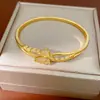 Pulseira com Fecho de Borboleta em Ouro Real 18K Galvanizado com Zircônia, Pulseira Personalizada com um Toque de Luxo Leve de Nicho de Alta Qualidade