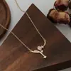 Corrente Elegante para Clavícula Banhada a Ouro Real com Zircônias Microcravejadas Design de Nicho para Mulheres Estrela de Quatro Pontas Laço Corrente para Suéter