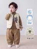 Nova coleção de inverno: conjunto de três peças para meninos com um colete de 90% de penugem de pato branca, uma camiseta de manga comprida listrada e calças de trabalho com forro de fleece