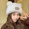 8327 otoño e invierno lindo oso sombrero cálido cara pequeña protección para las orejas sombrero de punto de lana moda coreana sombrero con cordón para mujer