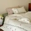 Juego de cuatro piezas fresco y sencillo 100S de algodón peinado con bordado delicado, algodón puro, funda de edredón, sábana y sábana bajera aptos para la piel para otoño e invierno