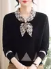 El atuendo de otoño de mamá: Top de punto con cuello en V y lazo, conjunto de camisas base finas elegantes y rejuvenecedoras para mujeres de mediana edad y mayores