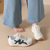 Tênis casuais de couro com cadarço estilo Forrest Gump para mulheres, versátil e estiloso, com design color-block, uma nova coleção de outono para 2026, com um toque retrô