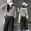 Conjunto de Otoño para Niñas 2026 Nuevo Conjunto de Tres Piezas con Sudadera de Rayas para Niñas Mayores, Estilo Casual de Primavera y Otoño
