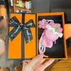 Llavero colgante de ramo de lana para el Día del Maestro, un accesorio de bolso de ramo de rosas, regalo para maestros durante la temporada de regreso a clases