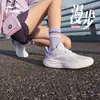Zapatillas de Correr para Mujer Hongxing Erke 2026 Verano Nuevas Suela Suave Ligeras Zapatos Deportivos Aumentadores de Altura Amortiguadores