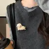 Lindo broche de cordero de peluche, diseño minimalista, de nicho y alta gama, moderno y exquisito, accesorio versátil para otoño e invierno, estilo de lujo ligero