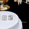 Pendientes Láser de Cuatro Hojas Versátiles de Alta Gama para Mujer con Pasador de Plata S925 Moda Elegante Sencillo Pendientes con Textura para Ropa de Trabajo