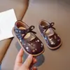 Zapatos para niña pequeña, nuevos zapatos de cuero bordados para primavera y otoño, zapatos de princesa estilo pastoral, zapatos individuales para niñas con suela blanda y lazo