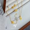 Diseño Estilo Ins Lujo Ligero Conjunto de Trébol de Cuatro Hojas Color Oro Arena Cadena Anillo Pulsera Pendientes Juego de Cuatro Piezas Accesorios Color Oro Arena Venta al por Mayor