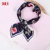 Novo Lenço Quadrado Pequeno da Moda 60 com Estampa Floral Brilhante Lenço Pequeno Retrô para Senhoras Decoração de Lenço de Seda Atacado
