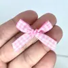 Al por mayor En stock Lazos de Cinta Cuadros Pequeños de 1 cm para Lencería, Zapatos, Sombreros, Accesorios de Ropa Infantil, Flores de Lazo Hechas a Máquina