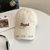 Chapéu de Sol de Proteção Solar de Verão para Mulheres, Boné de Baseball Casual Personalizado Estilo Coreano Rasgado com Letras, Boné Versátil Bico de Pato Emagrecedor