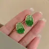 Aretes stud geométricos delicados con degradado de diamante, temática de bosque - pequeños, elegantes, dulces, versátiles y con estilo, con un toque de alta gama