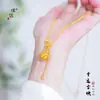 Mismo Estilo que el Collar con Borla Cuadrada de la Suerte Chapado en Oro Incrustado de Diamantes de la Tienda de Oro Puzuo para Mujer, Lujo Ligero, Gama Alta, Exquisita Cadena para la Clavícula