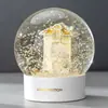 Presente de globo de neve de luxo, artesanato em resina, ornamento de decoração de mesa, presente de marca, bola de cristal personalizada