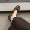Zapatos de estilo blogger con separación de dedos, nuevos zapatos de otoño estilo francés de cuero suave con remaches y lazo, tacón oculto, poco profundos