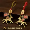 O mestre recomenda o pingente Ping An Guo Guo Su, um amuleto que traz sorte, chaveiro, ornamento de carro e lembrança