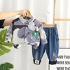 Terno Infantil Estampado Animal Boneco Lapela Duas Peças Camisa e Calça de Menino Fabricante Atacado