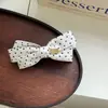 Presilha de banana estilo Hepburn francês com poá e laço, presilha vertical com etiqueta dourada de alta qualidade, presilha de cabelo semi-rabo de cavalo dentada para mulheres