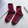Calcetines de Yoga Rojos Ankela para Mujer, Calcetines Deportivos Antideslizantes de Pilates de Caña Media con Lazo Bordado para Gimnasio y Suelo