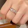 Anel Popular Xiaohongshu Dune Pequeno Diamante Anel de Três Camadas com Diamantes Brilhantes Moda Feminina Simples Empilhável Anel para Dedo Indicador Micro-Embutido