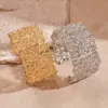 Pulsera de Brazo Ancha Abierta Circular con Empalme Hueco de Flor Cruzada Europea y Americana Joyería Vintage de Nicho de Alta Gama para Mujeres
